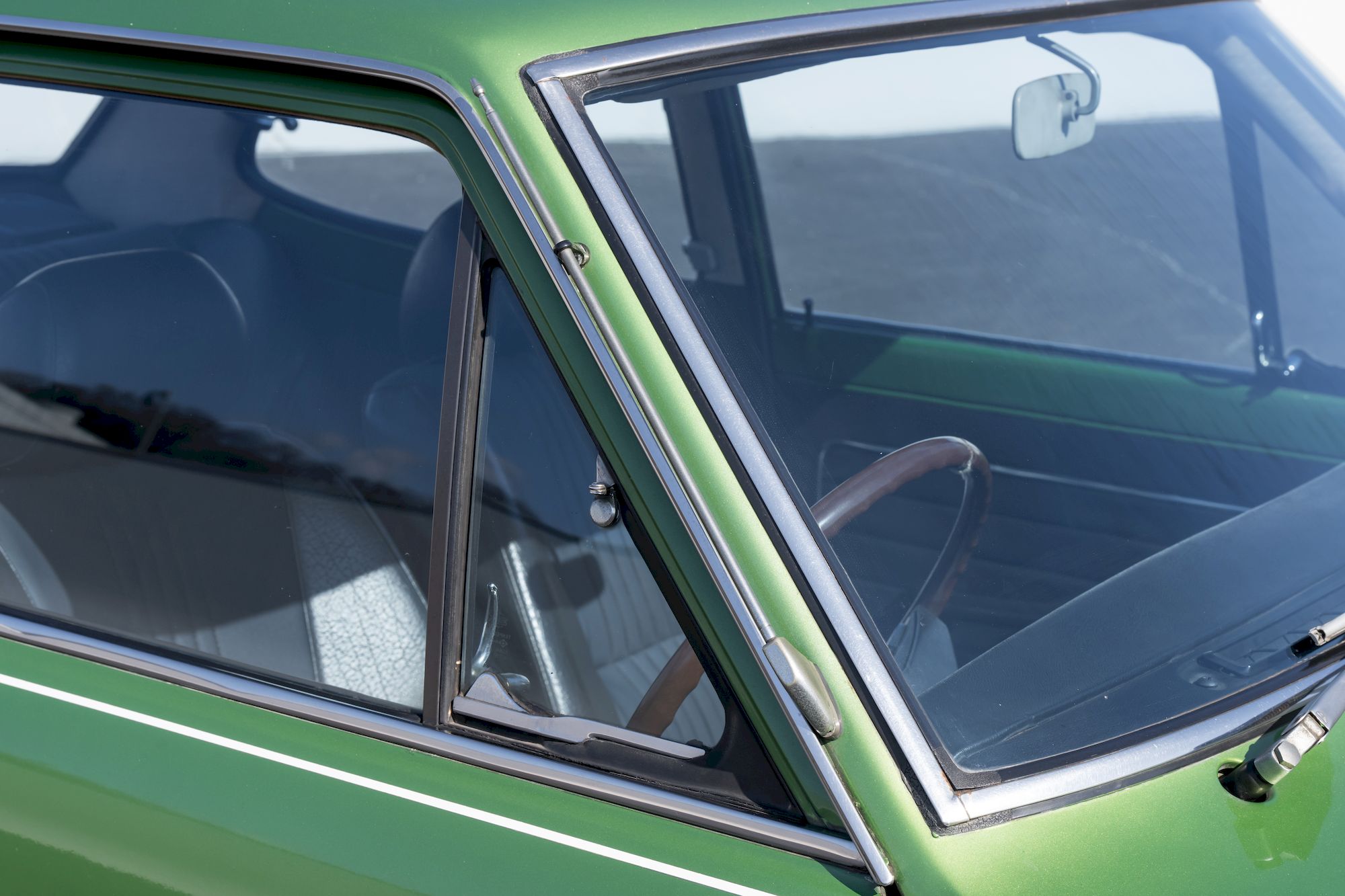 フロントガラス交換のメリット修理とどっちがおすすめ？くるまガラスセンタ