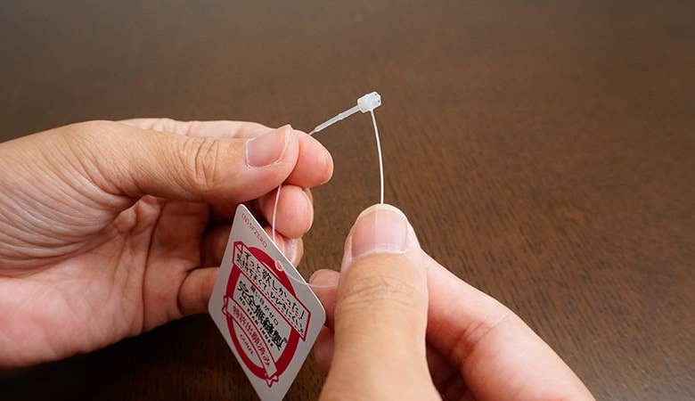 ハサミなしでタグ外し！洋服のプラスチックタグを簡単に取る方法