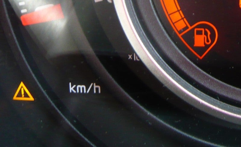 車に三角のビックリマークが点灯する主な原因と対処法