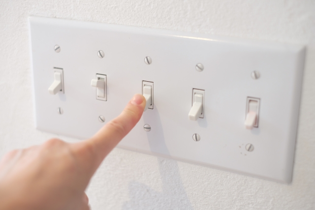 電気スイッチの交換は資格が必須！交換時期の目安や工事の注意点を紹介愛知県・静岡県の電気工事・電気工事士求人は豊橋市のK's電設まで