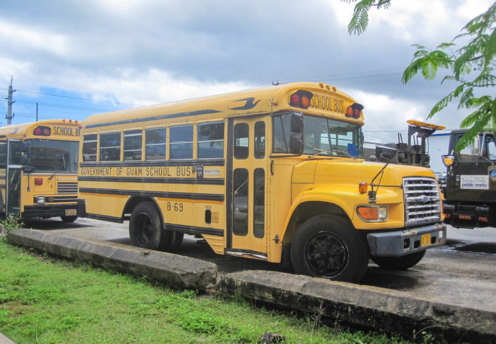 スタッフ募集チラシ 居酒屋・和食店・中華料理店にオススメ カラー：ベージュ・茶色 横レイアウト - BuzzFood
