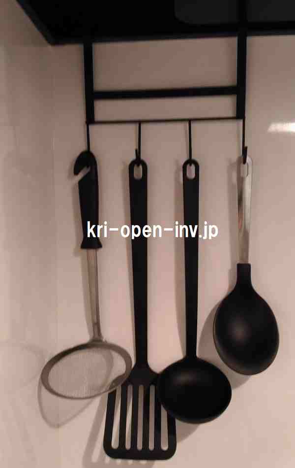 お玉やフライ返しの収納場所は「ココ」で決まり ７００円以内で実現できる収納アイディアが優秀すぎるウーマンエキサイト