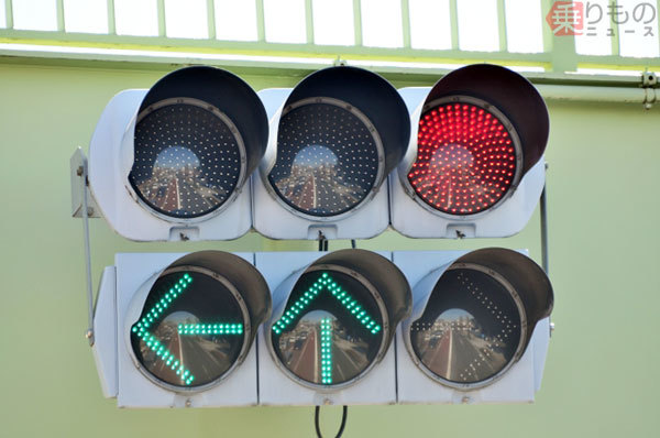 大都市では当たり前、でも違いは？「青」信号と「赤＋矢印」信号時差信号