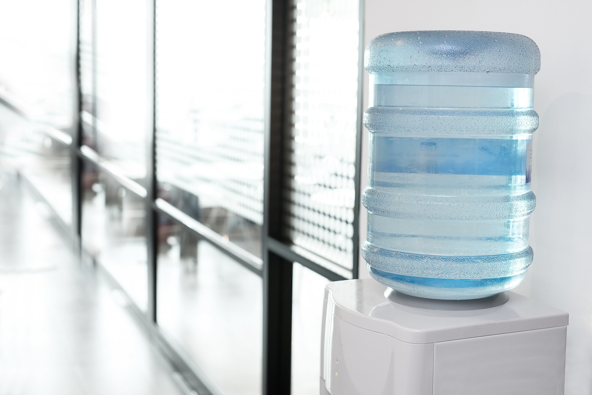 Amazon.co.jp: ビータ Vitaペットボトルが使える卓上ウォーターサーバー ホワイト 幅23×奥行25.5×高さ38cm 冷水：10℃温水：90℃ タンク容量：600ml 2Lペットボトル使用可能 コンパクトな卓上サイズ ペットボトルを簡単セット 冷水・温水両用 温水安全ロック付軽量2.2kg