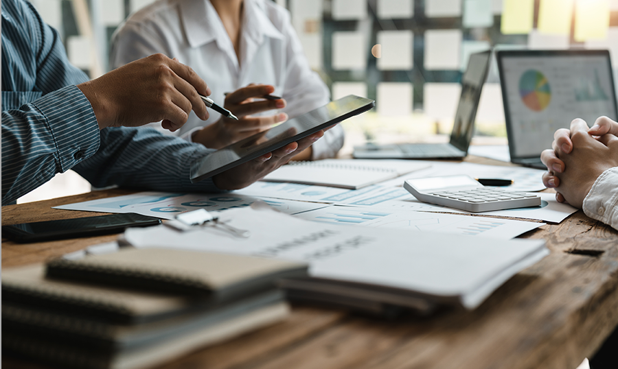 Web会議したくなる会議室にするには!? アイ・オー・データの“3種の神器”で不満解消～高機能カメラ、大型ディスプレイ、スピーカーフォンを使うとこうなる!- PC Watch Sponsored