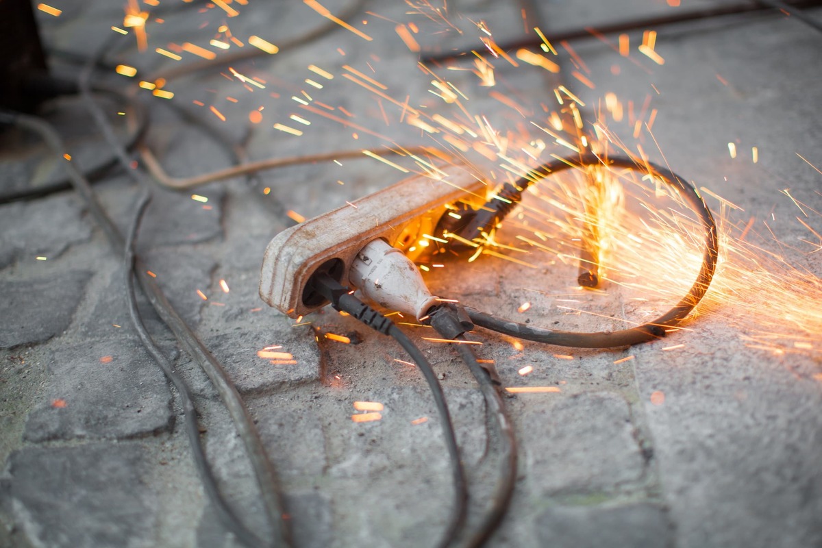 コンセント 火災イラスト無料イラスト・フリー素材なら「イラストAC」