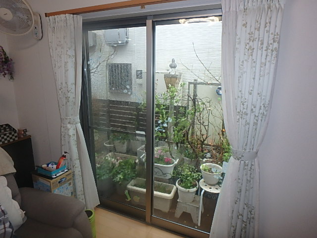 掃き出し窓の内窓リフォーム事例集 リビングや和室の大きな窓を二重窓にして断熱・防音効果アップ