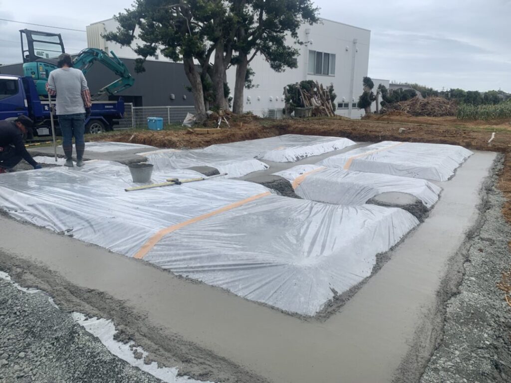 住宅のベタ基礎ができるまで①地業・捨てコン 豊橋・湖西・田原で建てる木の家・注文住宅なら建築屋kateiデザイン、性能、コストのバランスを意識した地元密着の家づくり建築士と大工がつくる丁寧な家づくり豊橋の工務店 建築屋katei