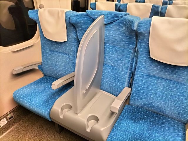 新幹線のテーブルで・ - カエルノハナブエ