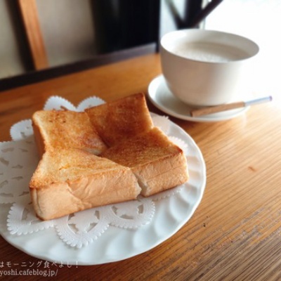 やっと行けた珈琲亭☕️ ⁡ ななめグラスが可愛い↖︎ 店内に公衆電話があって新鮮だった！ ⁡ ⁡珈琲亭喫茶店 喫茶 都内喫茶店東京喫茶店東京喫茶店巡りレトロ喫茶店ベスト ナイロンベストベストコーデスウェットコーデコンパクトショートマッシュ