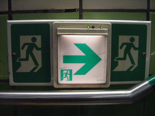 非常口マーク ピクトグラム、アイコン の豆知識。種類と違いを知っていますか？防災夫婦