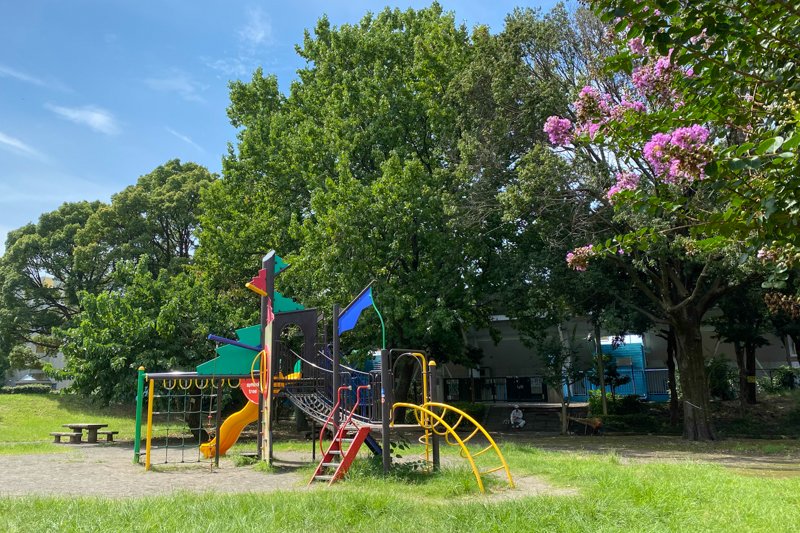 平塚市総合公園：地元ママがおススメする夏の楽しみ方♪ 滝や木陰が気持ちいい人気スポット「流れの広場」で水遊び！平日朝の空いている時間がおすすめ♪  隣にある遊具でも遊んで帰ろう！［平塚市］