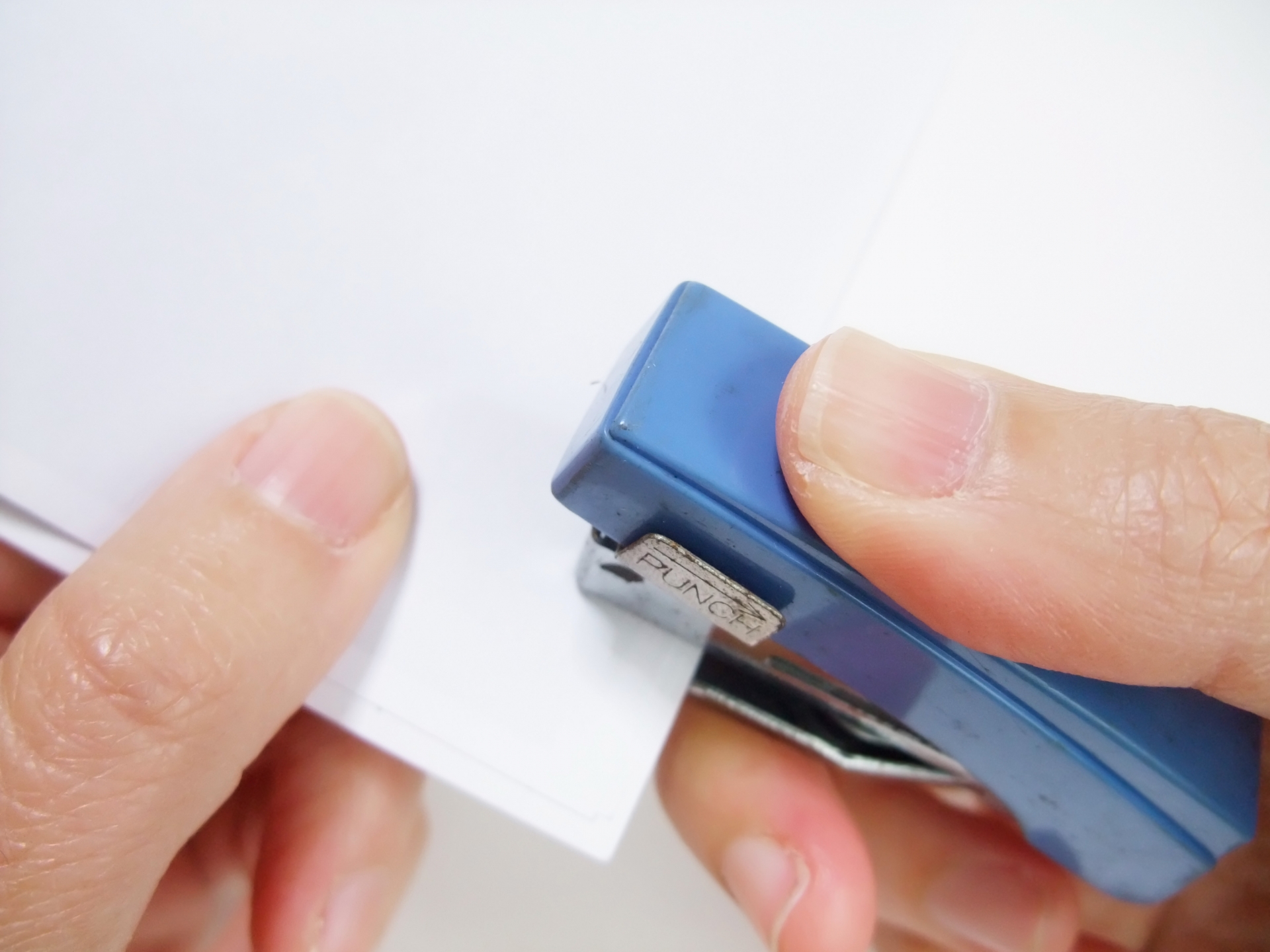 AmazonKisigim 製本用ホッチキス ホチキス ホッチキス 針なし ホッチキス 中綴じホッチキス ステープラー ホッチキス針セット仮綴じ 本綴じ 滑り止めクッション付き 最大50枚50枚100枚ホチキス文房具・オフィス用品