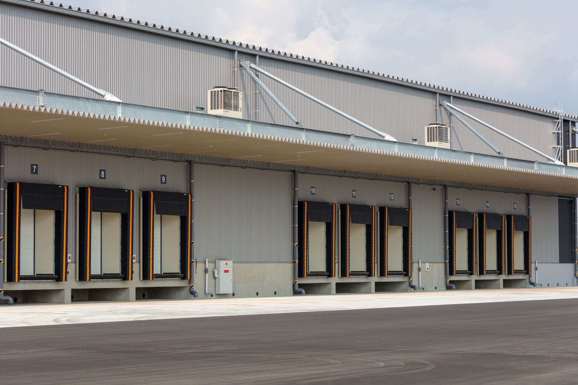 トラックバースとは何か？抱えている課題から効率化する方法まで解説 - 貸倉庫・貸工場をお探しなら賃貸事業用物件専門サイトL-net エルネット