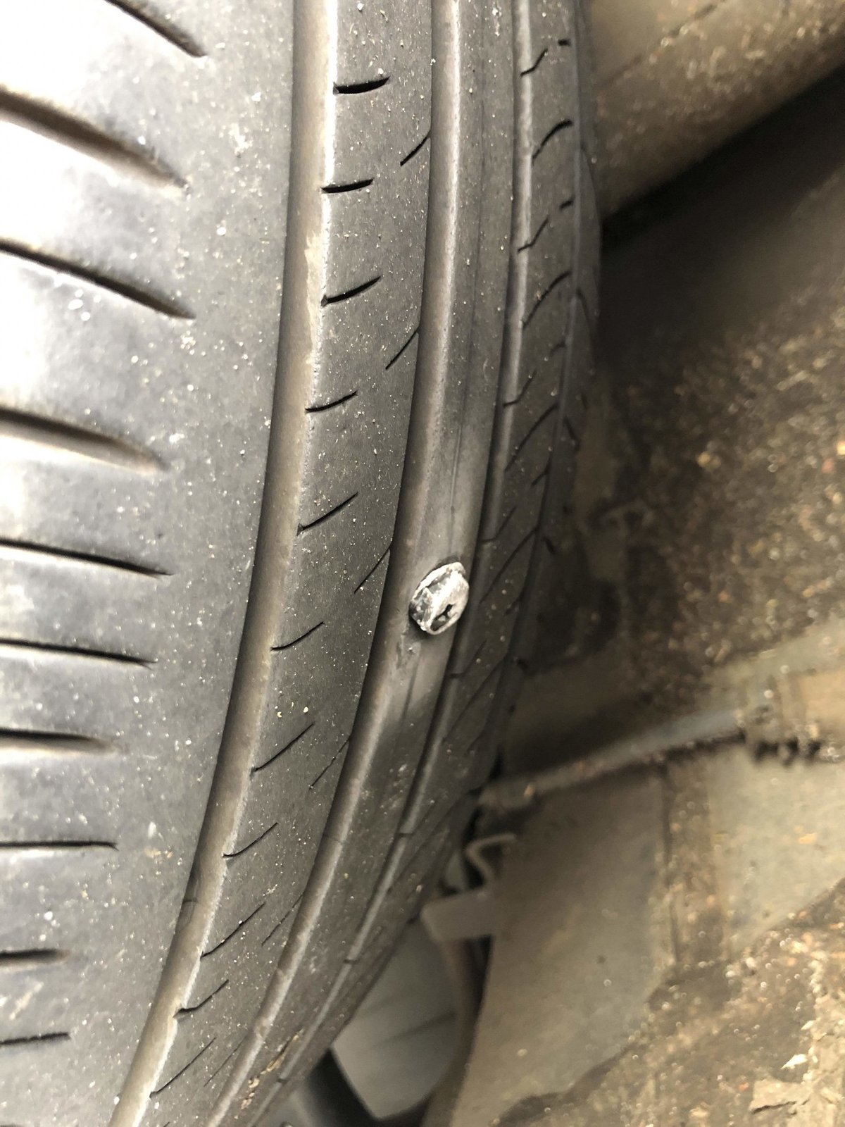 車のタイヤにボルトが刺さるちぃ