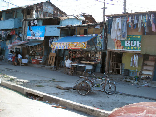 スラム街で大規模火災、８０００人避難 フィリピン首都 - CNN.co.jp