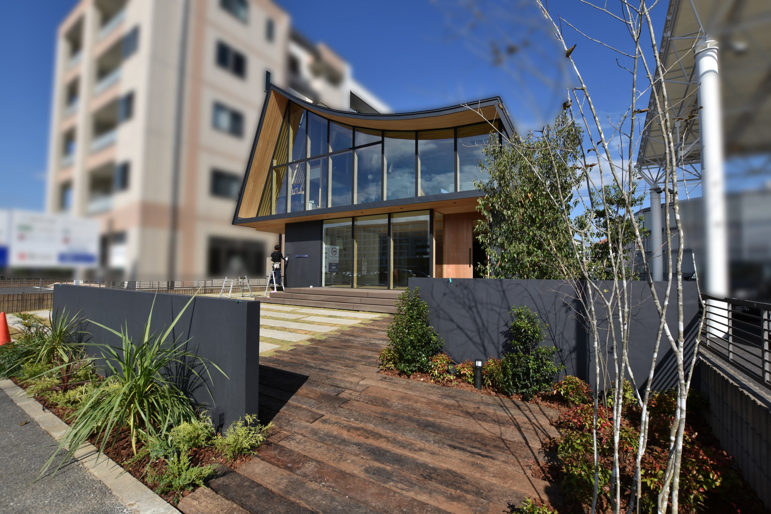 枕木の費用を徹底解説！駐車場や門柱、目隠しの設置で用途は様々！選び方や種類、注意点まで – ハウミル