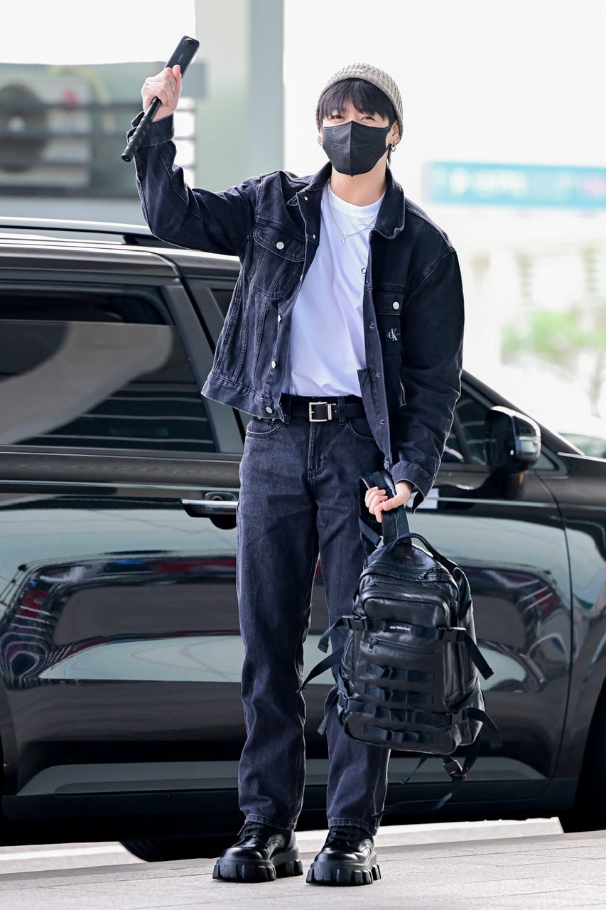 BTS ジョングク、運転姿がVと正反対！ その姿はまるで「赤ちゃん」？！ 髪をなびかせながら大人な表情を浮かべるVとは対照的なあどけないビジュアル・大きな瞳も頭のかたちも何もかもが“まんまる”な彼にファン悶絶「世界一かわいい生命体」 - KPOP monster