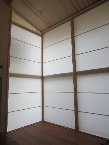 横内敏人建築設計事務所.Y邸新築工事 こんにちは。 スタッフの林です。 今回は、メインの開口に設置する ロールスクリーンについてご紹介します。スクリーンの製作、設置は いつもお世話になっている「メタコ」さん。 1枚目に映るのは、担当の岡本さん。Instagram