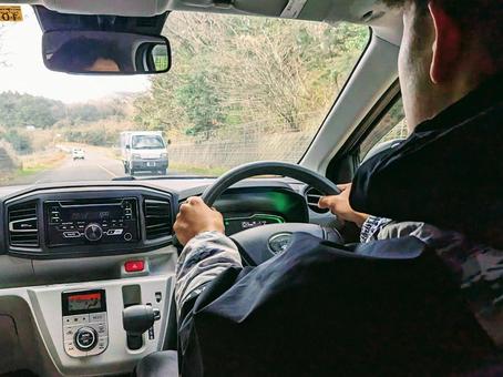 大型トラックの「謎の小部屋」何のため？ 地味に見かける「2階部分」使った人の感想は？ 内部はどうなってる？くるまのニュース