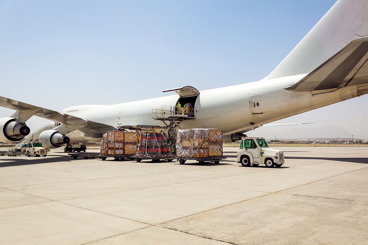 海上輸送と航空輸送のメリット・デメリットを徹底比較！違いはなに？日新運輸工業株式会社東京・名古屋 愛知 ・大阪・神戸 兵庫 ・下関 山口 ・博多・北九州 福岡 の通関業者・倉庫・物流会社・金属加工・販売会社