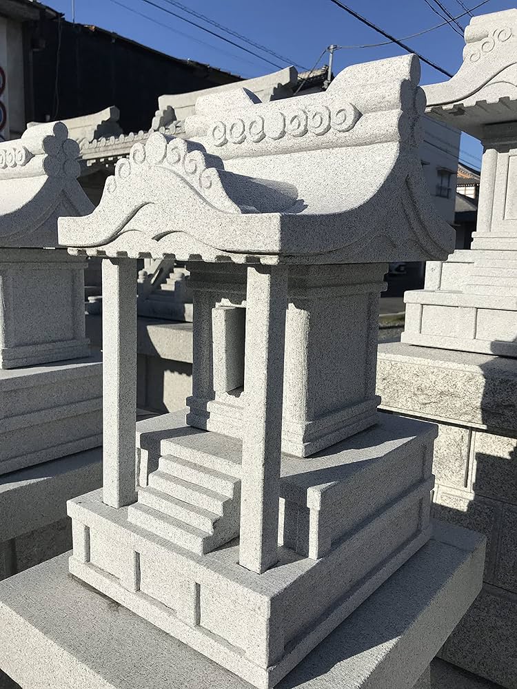 Amazon.co.jp: 石のさかい 白御影石 中国産 石宮 お宮 普通型 1.5尺 高さ50cm 左右柱付き 石宮 氏神 1人で置くだけ設置正面扉は観音開き型 新たなお札の出し入れも可能: ホーム＆キッチン