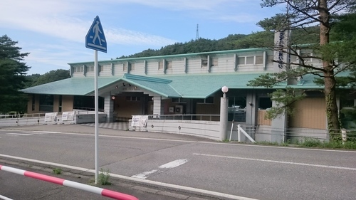 画像9/9枚 】泥水に浸かる学校、住宅地…街一面が茶色に 道路は寸断、土砂崩れも：朝日新聞デジタル