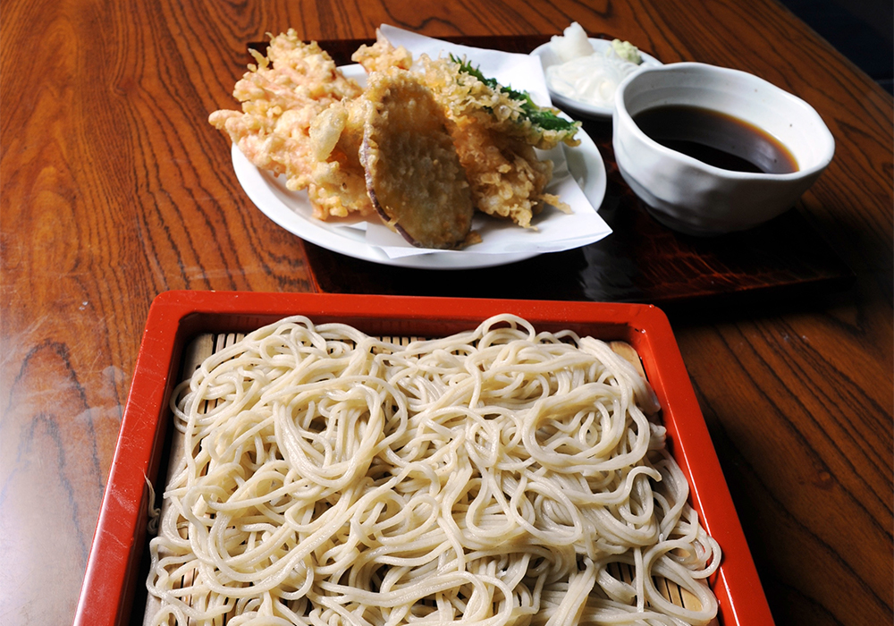 神田駅西口方面 そば屋の看板フォーラムミカサ エコ