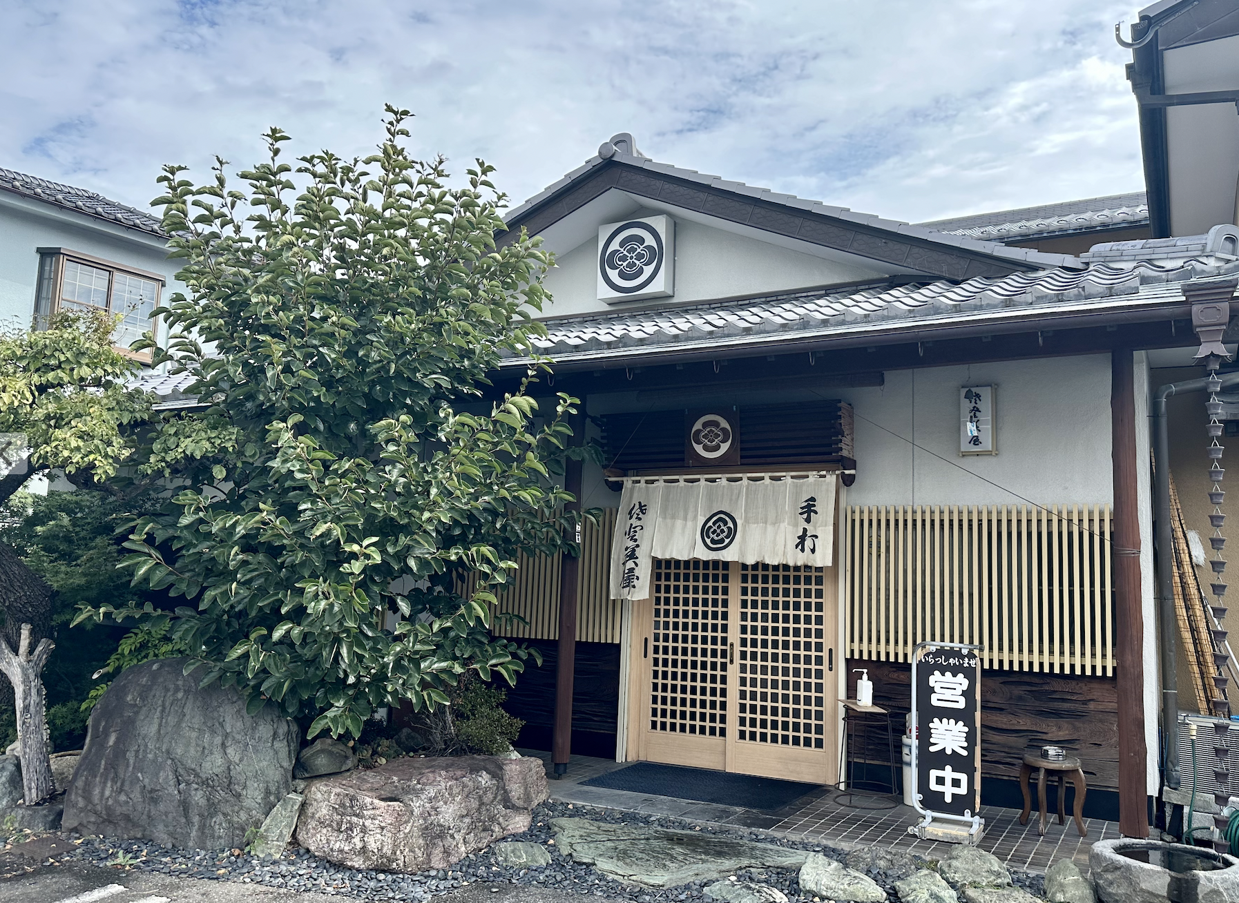 看板見えないのに大行列 東京・大手町の隠れ家そば店 - 日本経済新聞