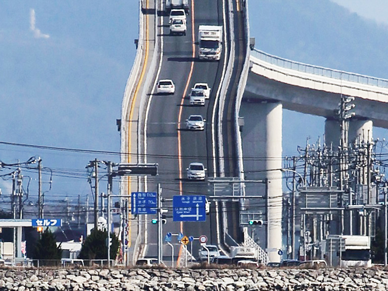 CMで有名になった急勾配!江島大橋 ベタ踏み坂しまねのマロウサギ