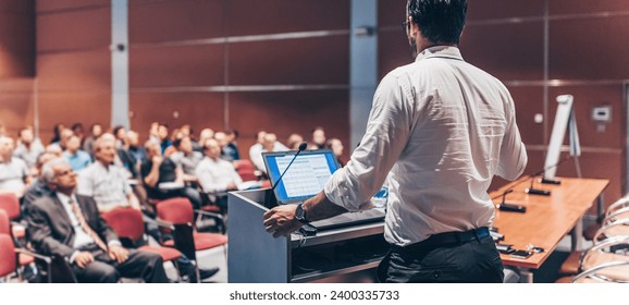 資料を広げて会議をする様子の無料の写真素材 - ID.44713フリー素材 ぱくたそ