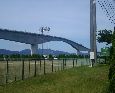 ドライブ好きなら１度は渡るべし！ 「ベタ踏み坂」「大阪版ベタ踏み坂」「ゴジラ橋」と呼ばれる日本のユニークな橋３選！自動車情報・ニュース WEBCARTOP