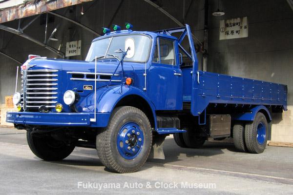 伝統的な日野ボンネットトラック」 TE11型トラック 1959年にTH型トラックの兄弟車として発売し、6t車でありながら1クラス上の車格を持ち人気を博しました。同じクラスの他社トラックより小さい回転半径であること、そして用途に適して2種類のトランスミッションと2種類の