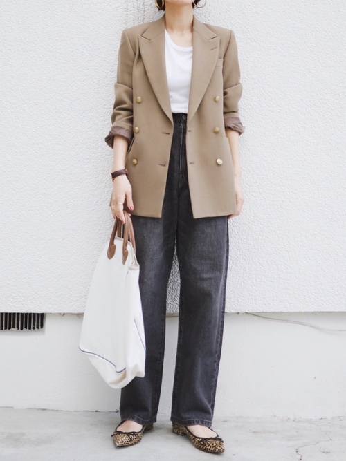 ファッションにみる裁判所～ ネイビーのジャケットで心も期日も引き締める ベージュを基調としたコーディネートは職場を明るく引き立てるサスペンダーやベルトの小物使いでいつもの日常にスパイスを 何色にも染まらない法服は中立公正な裁判所の証し裁判所を彩る