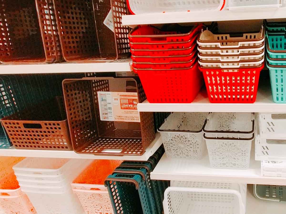 セリア コンパクトに畳める「メッシュバスケット」はおうちでも旅行先でも使える超便利グッズ