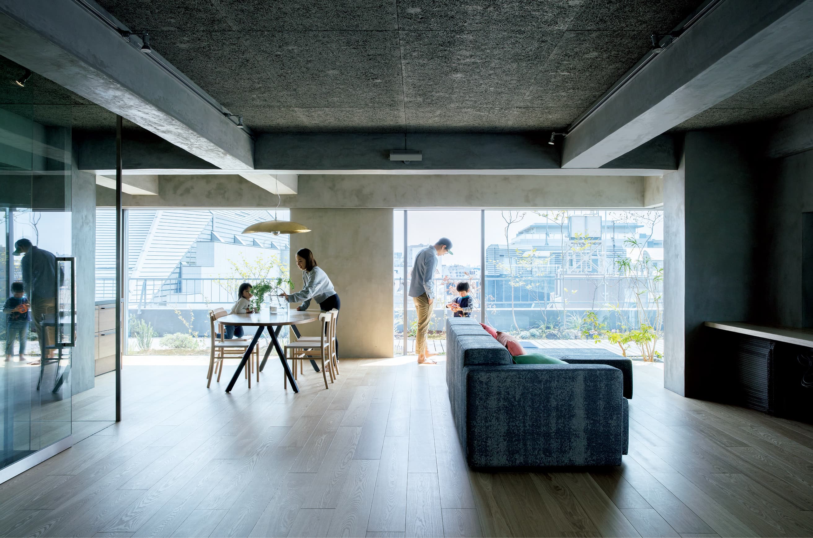 小田切駿と髙松めい による、東京・世田谷区の住戸改修「砧の部屋」。“普通の2LDK”をリノベした設計者の自邸。仕事と家事育児を両立する生活像に対し、“暮らしの動作とシーンが連続的に展開する”半ワンルーム的空間を志向。回遊性を確保しながら18mmの壁で空間を間仕切る