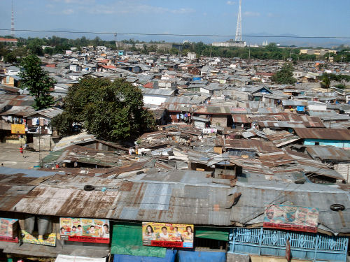 スラム街で大規模火災、８０００人避難 フィリピン首都 - CNN.co.jp