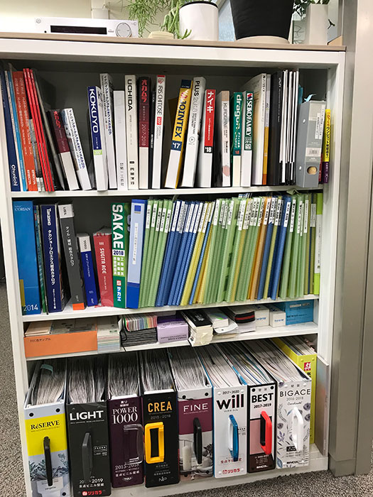 Amazon.co.jp: 床置きマガジンラック マガジンラック 4ポケット金属文学ホルダーフロアスタンドカタログ収納ラック図書館 オフィス 受付エリア用 : 文房具・オフィス用品