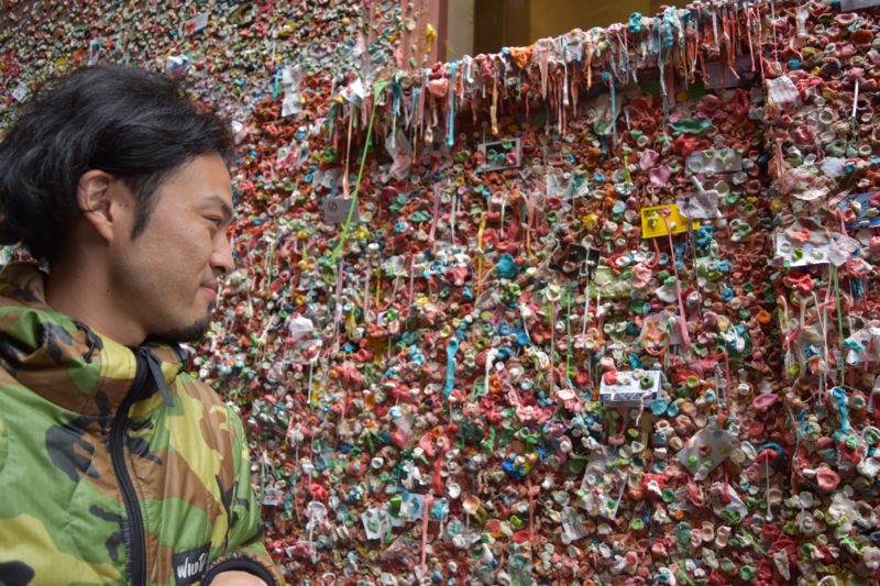 ガムウォール🇺🇸 壁パッと見かわいいけど全部噛み終わったガム😳 映画館を待つ客が壁にガムを貼り付けたことが発祥らしい！usausatripbaseballseattlemarinersgumwall海外旅行旅スタグラムアメリカシアトルシアトル旅行ガムウォール映えスポット