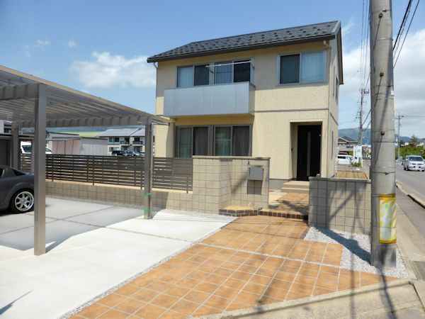 おしゃれなセミクローズ外構の施工例オープン外構・クローズ外構との違いもつくばガーデンイオンモールつくばエクステリア展示場