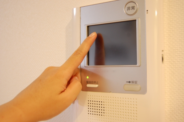 インターホン交換はどこに頼む？おすすめ業者を徹底比較！工事料金の相場から口コミまで解説ラクリークリーニングとお洗濯のWEBメディア
