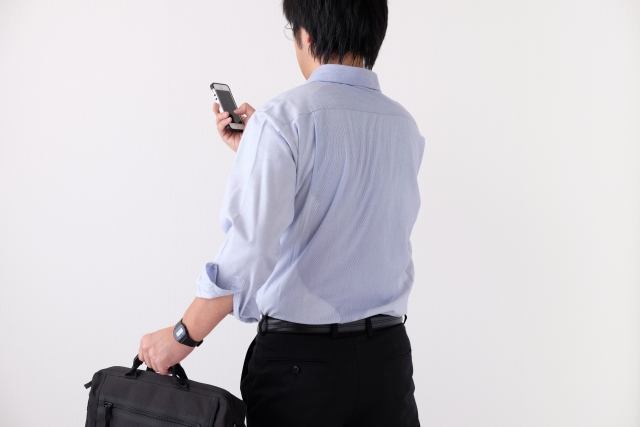 休日カジュアルの基本 シャツは長袖・腕まくりが粋THE NIKKEI MAGAZINE