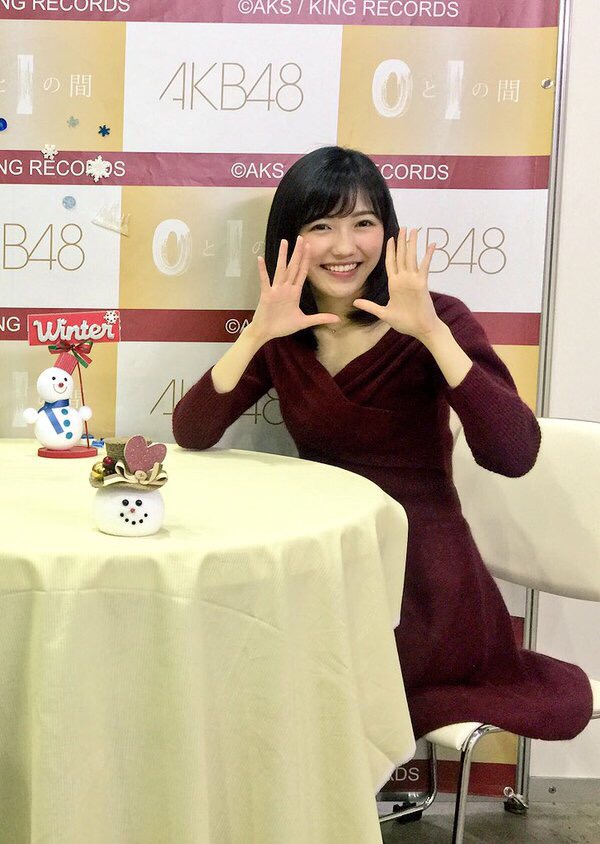 写真集「まゆゆ」発売記念握手会でお気に入りのページを披露する渡辺麻友― スポニチ Sponichi