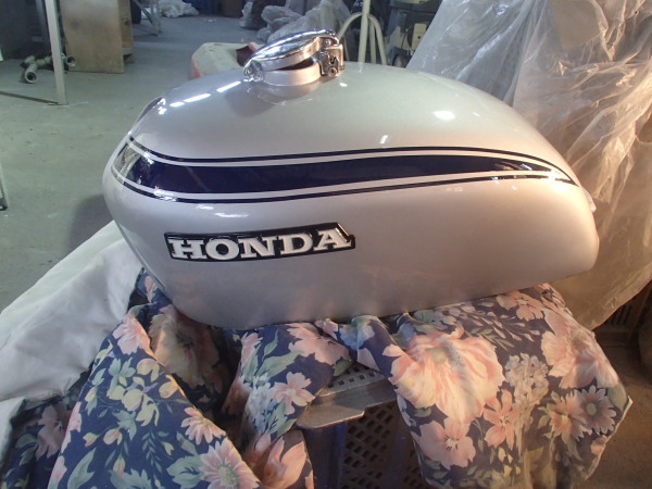 ガソリンタンク シルバー バイク カスタムペイント インテリアにもオススメ ガソリンタンク シルバー バイク