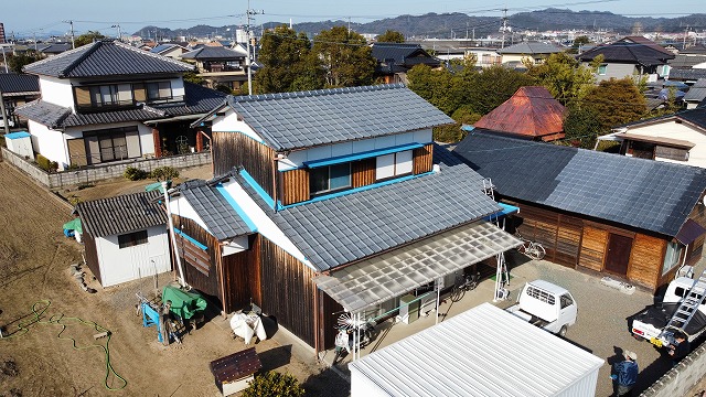 新居浜市のセメント瓦屋根葺き替え工事で瓦解体と屋根下地工事西条・新居浜市の屋根工事、雨漏り修理は街の屋根やさん西条・新居浜店