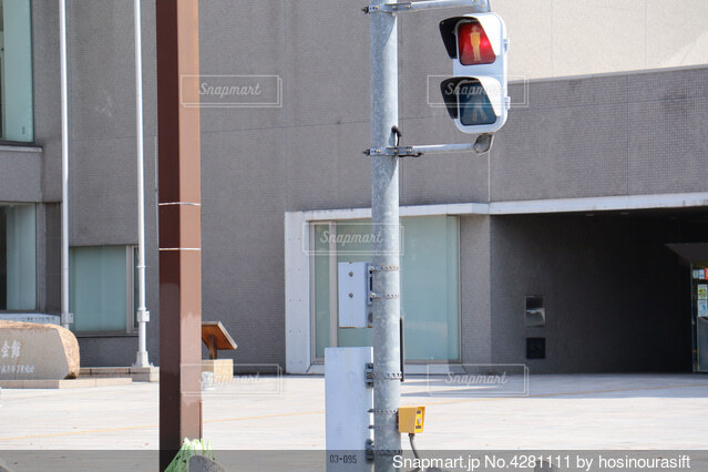 歩行者信号の「押しボタン」を押したのですが信号が「青」になりません。おかしいですよね？ 何のためのボタンですか？ポイント交換のPeX