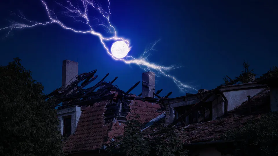 雷が轟く中、車を移動する謎の小さな光！球電現象？ - YouTube