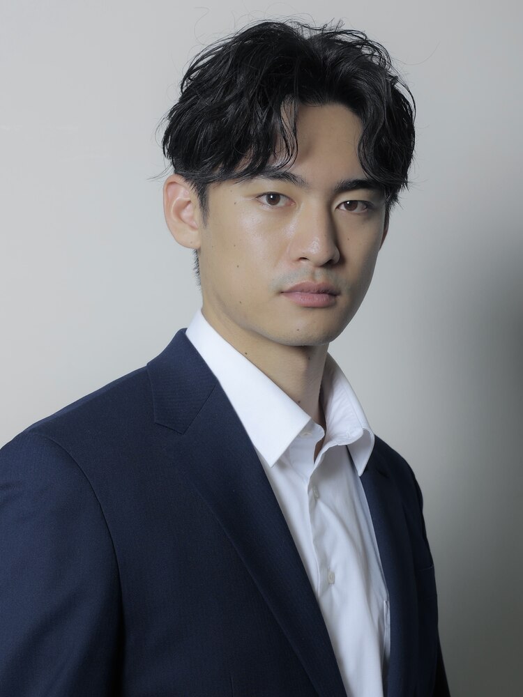 センターパートの洗練メンズヘア30選！こなれ感が上がるセット方法をプロが指南