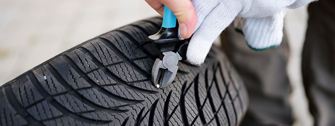 タイヤに釘が刺さったままだと危険！対処方法や修理費用を解説！楽天Carマガジンクルマの維持費をお得にする情報をご紹介