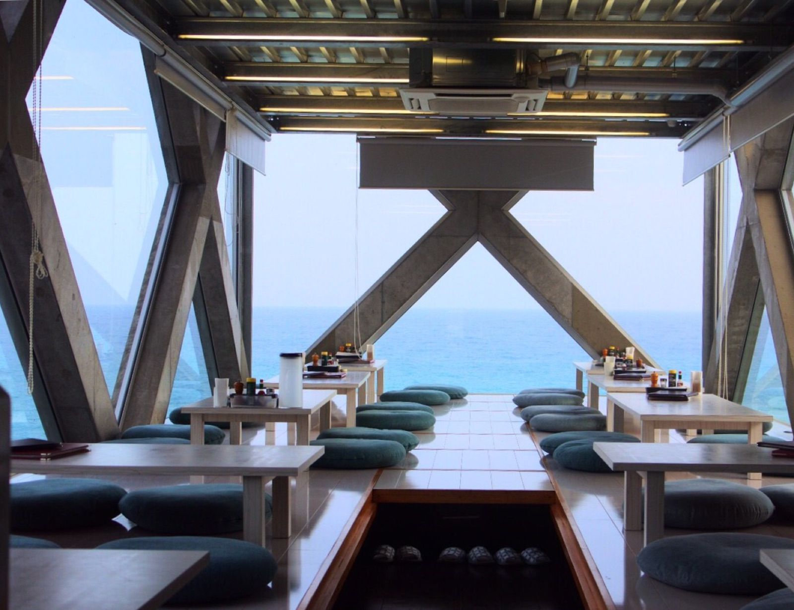 海」イメージのデザイン事例 店舗デザイン.COM